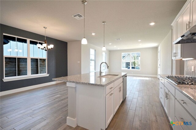 kitchen featuring a sink, stainless steel appliances, light wood-type flooring, and visible vents