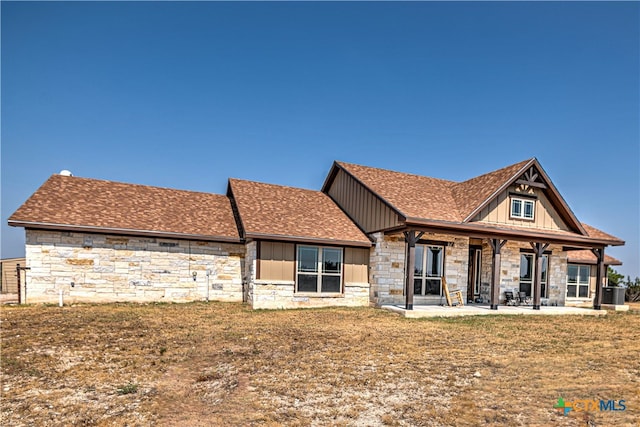 view of front of property featuring a front lawn