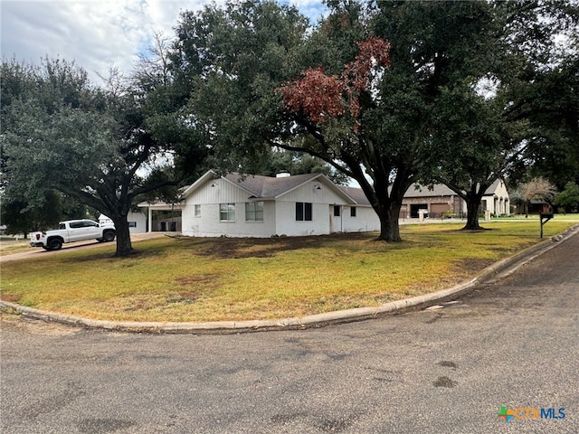 ranch-style home with a front yard