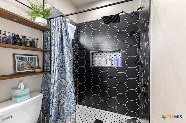 312 Holly Ave, Luling, TX 78648 - full bath featuring a tile shower and toilet