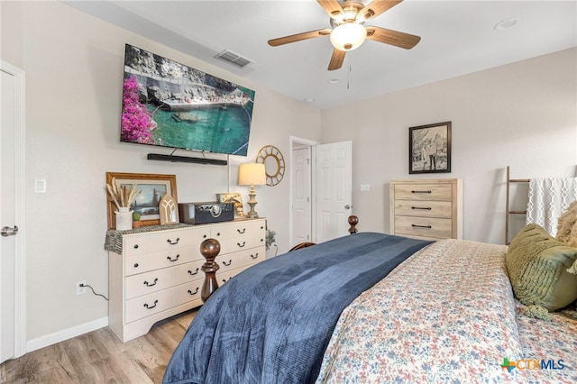 312 Holly Ave, Luling, TX 78648 - bedroom with light wood finished floors and a ceiling fan