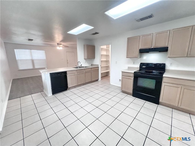 kitchen featuring a sink, visible vents, black appliances, and a peninsula