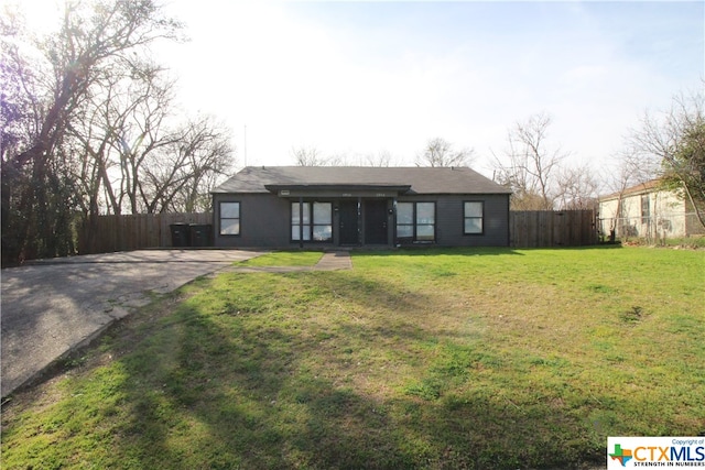 view of front of home featuring a front yard