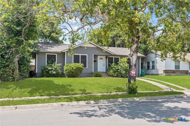 ranch-style house featuring a front yard