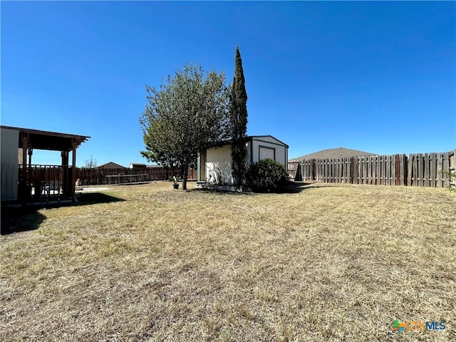 view of yard with a shed