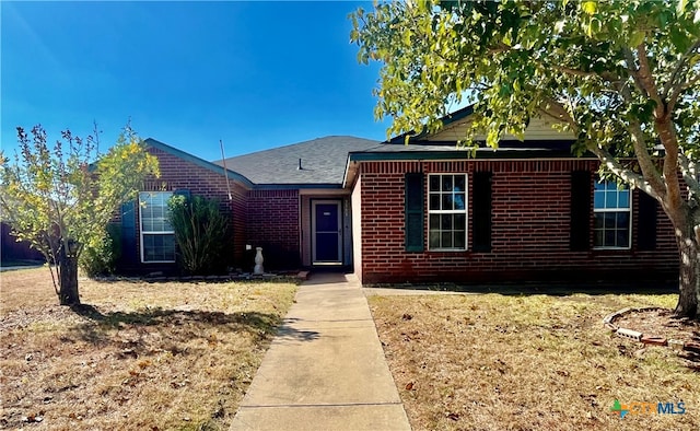 view of front facade with a front lawn