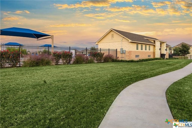 view of yard at dusk