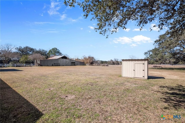 view of yard featuring a shed