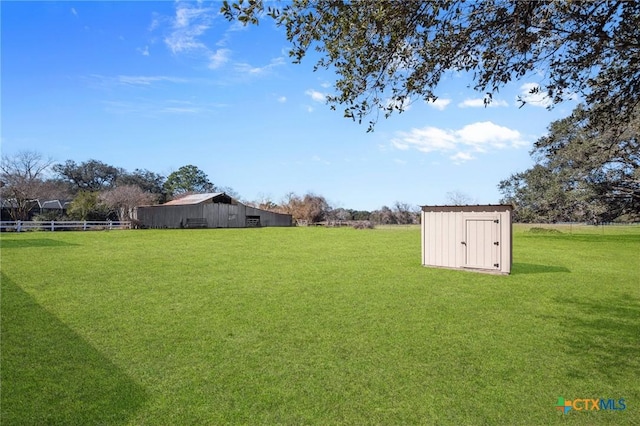 view of yard featuring a shed