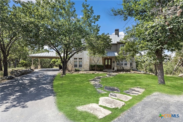 view of front of property featuring a carport and a front lawn