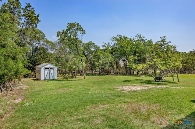 view of yard with a shed