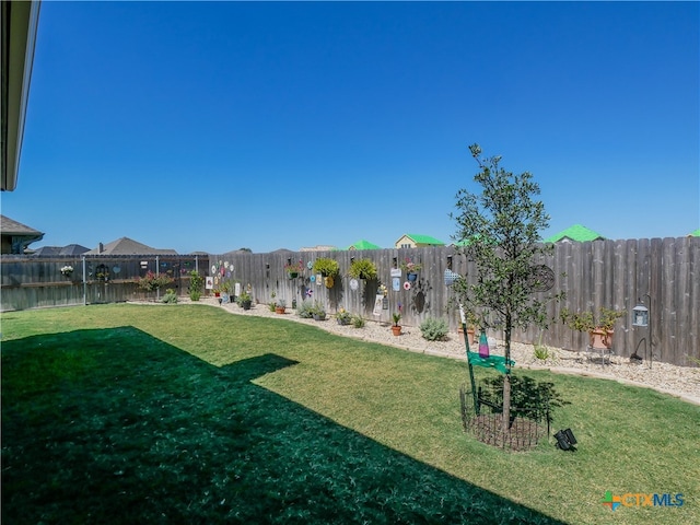 view of yard featuring a water view