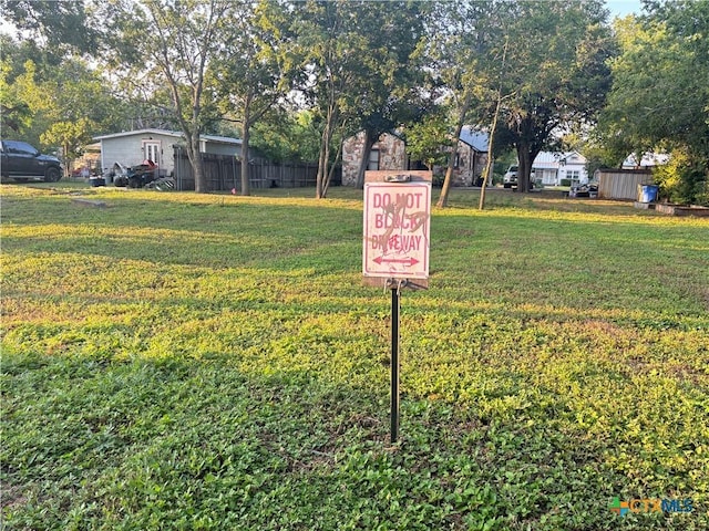 615 E Walnut St, Seguin, TX 78155
