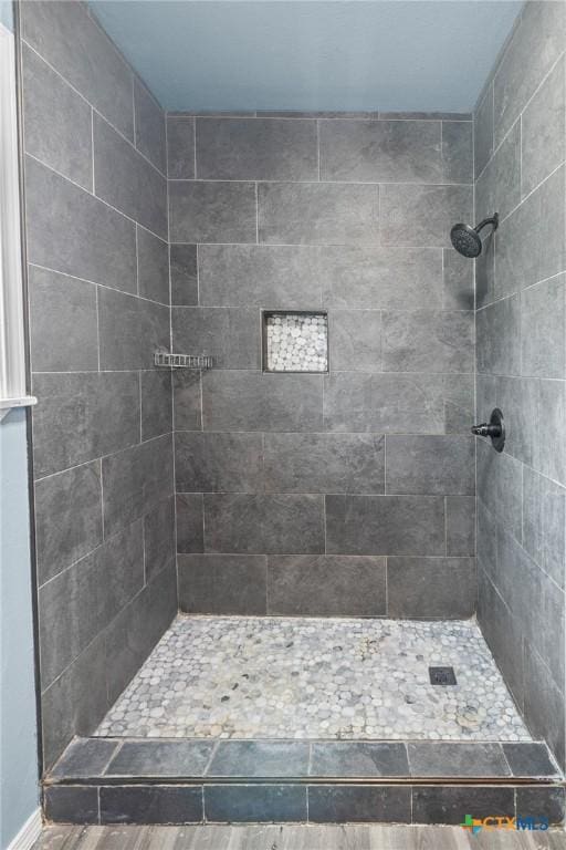 bathroom featuring a tile shower