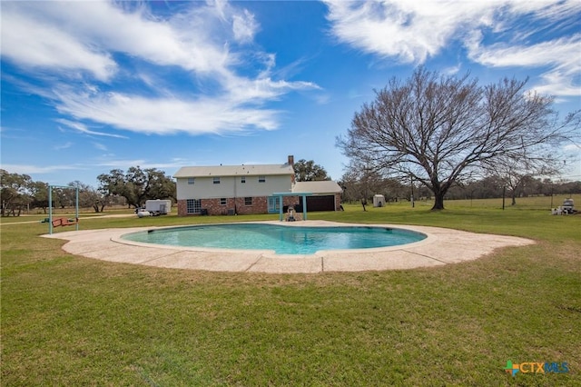 view of pool featuring a lawn