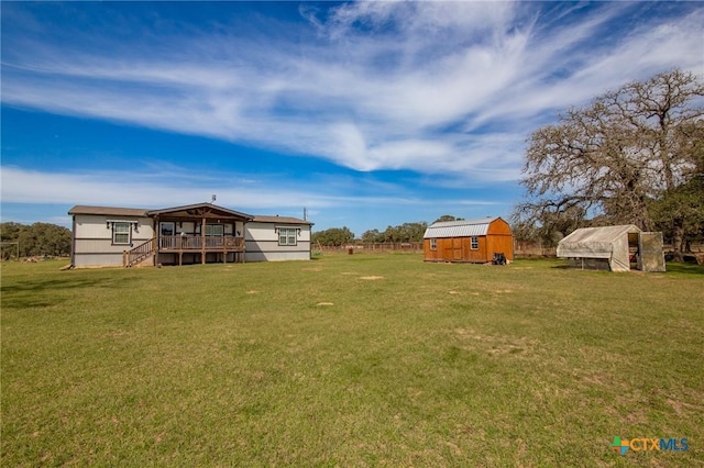 view of yard with an outbuilding