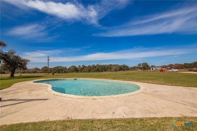 view of pool featuring a lawn