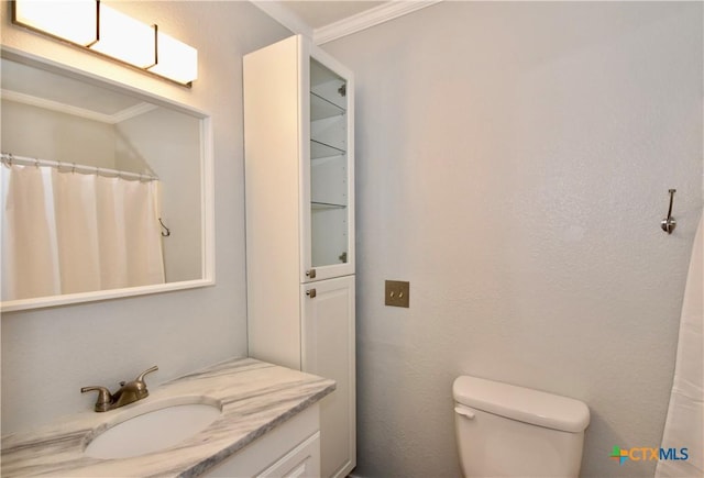 1624 Aquarena Springs Dr Unit G155, San Marcos, TX 78666 - bathroom with vanity and ornamental molding