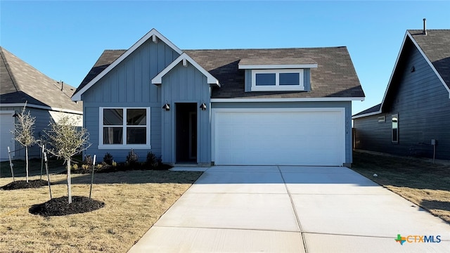 view of front facade featuring a garage