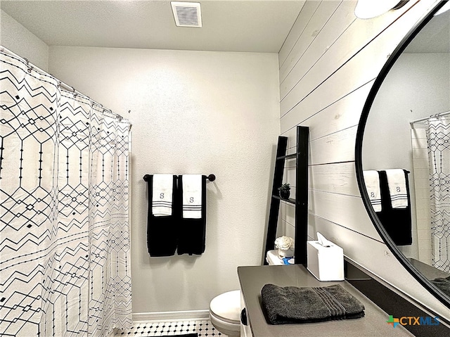 bathroom featuring a shower with curtain and toilet