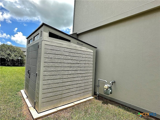 view of outdoor structure featuring a yard