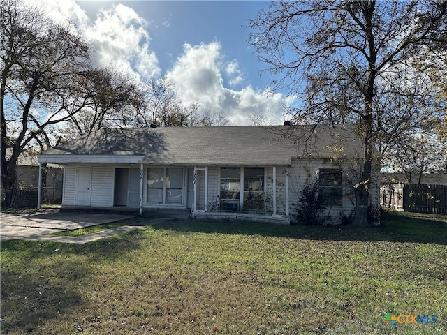 view of front of home featuring a front lawn