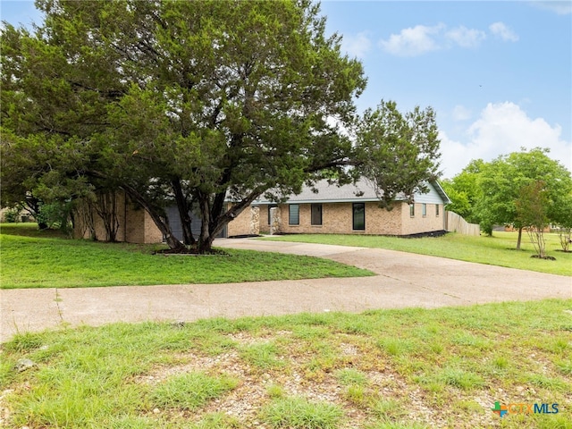 view of front facade featuring driveway