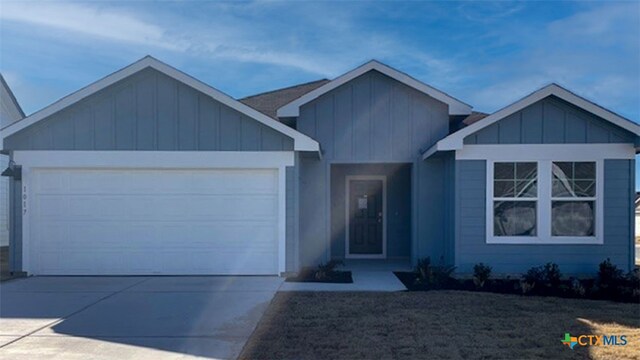 view of front of home featuring a front yard and a garage