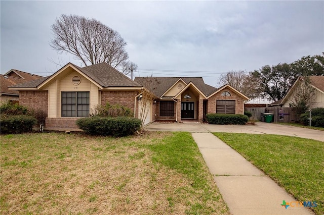 single story home with a front lawn