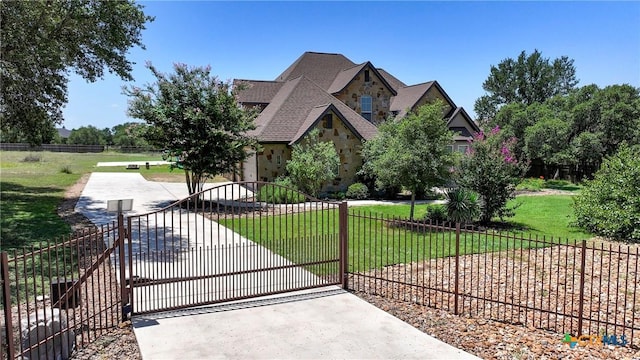 view of front of house featuring a front lawn