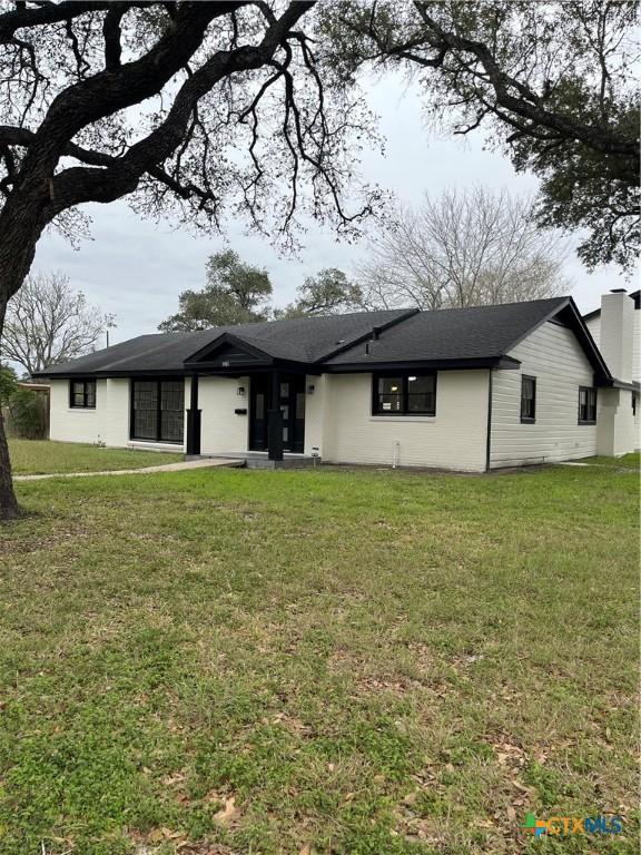 single story home with a front yard