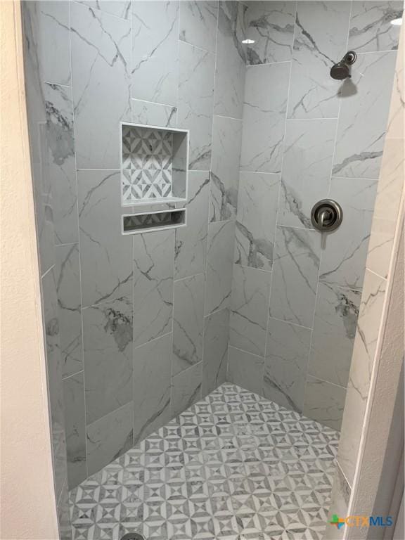 bathroom featuring a tile shower