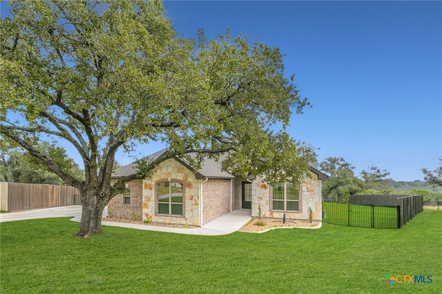 view of front facade with a front yard