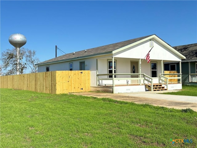 view of front of house with covered porch and a front lawn