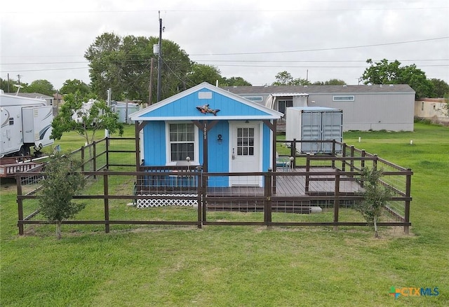 1008 W Dallas Ave, Seadrift, TX 77983 - view of front facade with a wooden deck, a front lawn, and fence