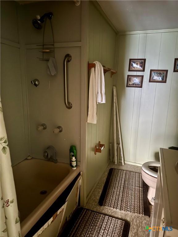 235 Murray Ln, Gatesville, TX 76528 - full bathroom with toilet, shower / bath combo with shower curtain, and vanity