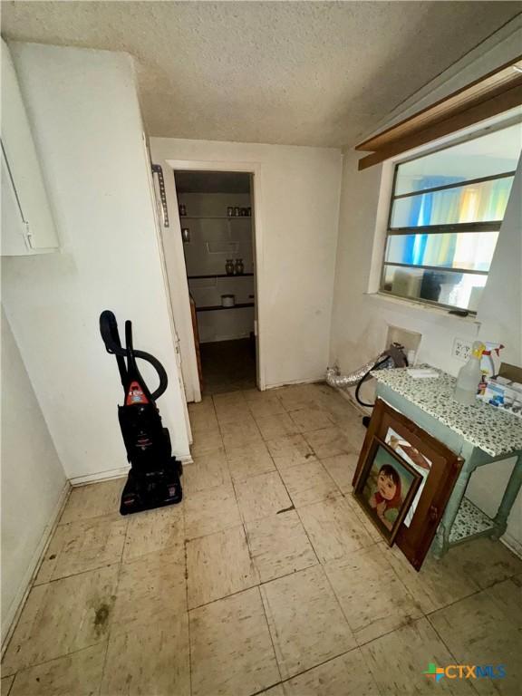 235 Murray Ln, Gatesville, TX 76528 - bathroom featuring a textured ceiling