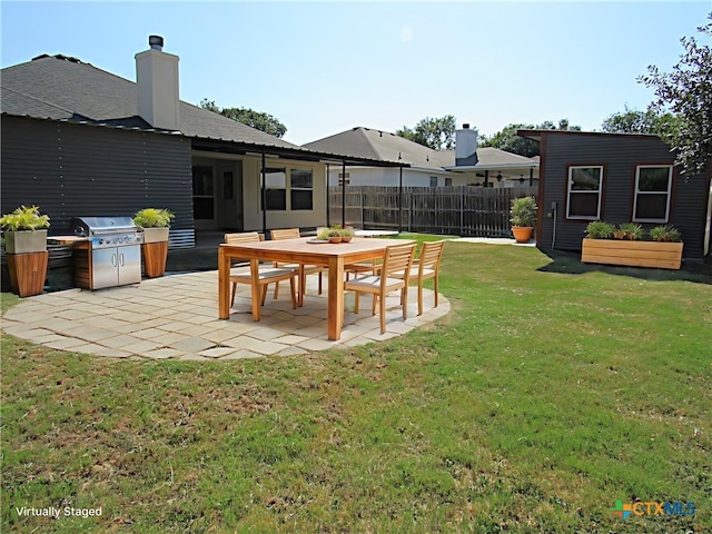 view of yard featuring a patio