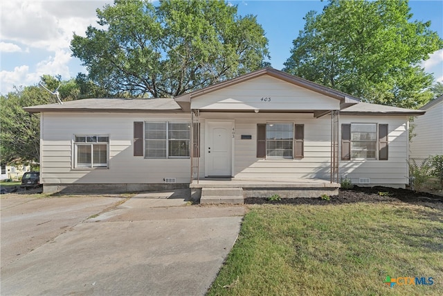 view of front of property featuring a front yard and covered porch