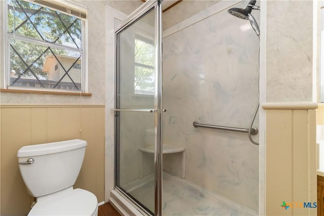 1322 Rivercrest Dr, New Braunfels, TX 78130 - full bathroom featuring toilet, a stall shower, and a wainscoted wall