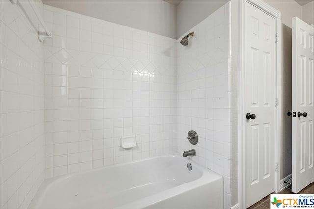 bathroom featuring tiled shower / bath