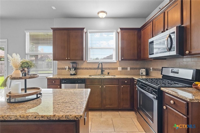 125 Flint Rock Ct, Victoria, TX 77904 - kitchen featuring stainless steel appliances, a sink, backsplash, and healthy amount of natural light