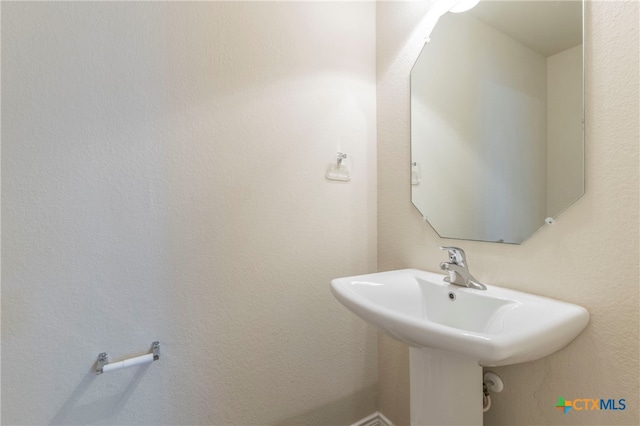 bathroom featuring sink