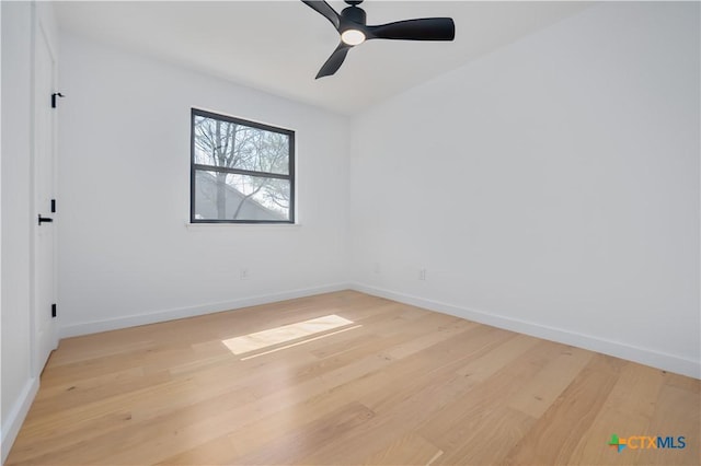 unfurnished room featuring light wood-style floors, baseboards, and ceiling fan