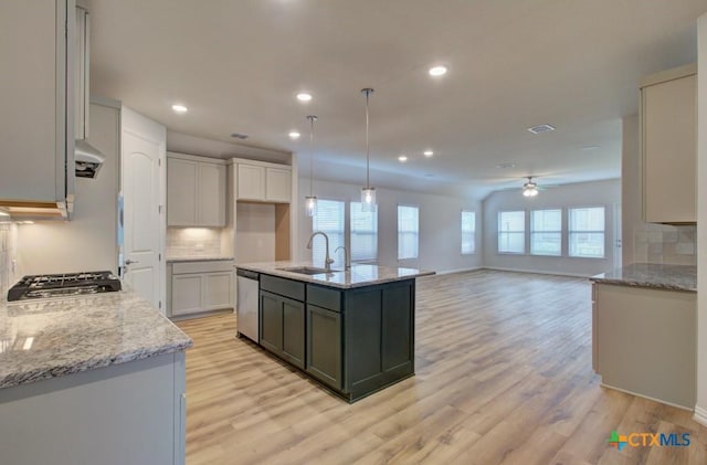 2829 Maximilian Ln, New Braunfels, TX 78130 - kitchen with stainless steel appliances, a ceiling fan, backsplash, light wood finished floors, and recessed lighting