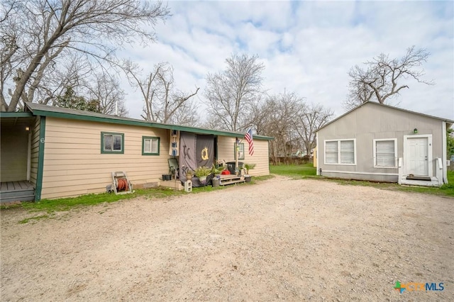 view of front facade featuring dirt driveway