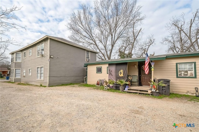 view of front facade featuring dirt driveway