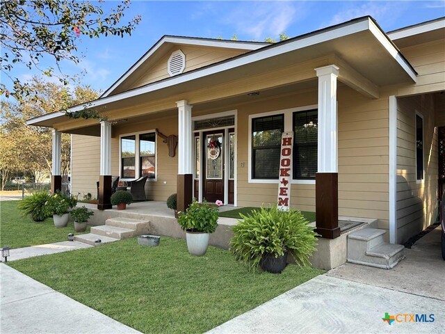 720 E Travis St, Luling, TX 78648 - view of front of house with a porch and a front yard