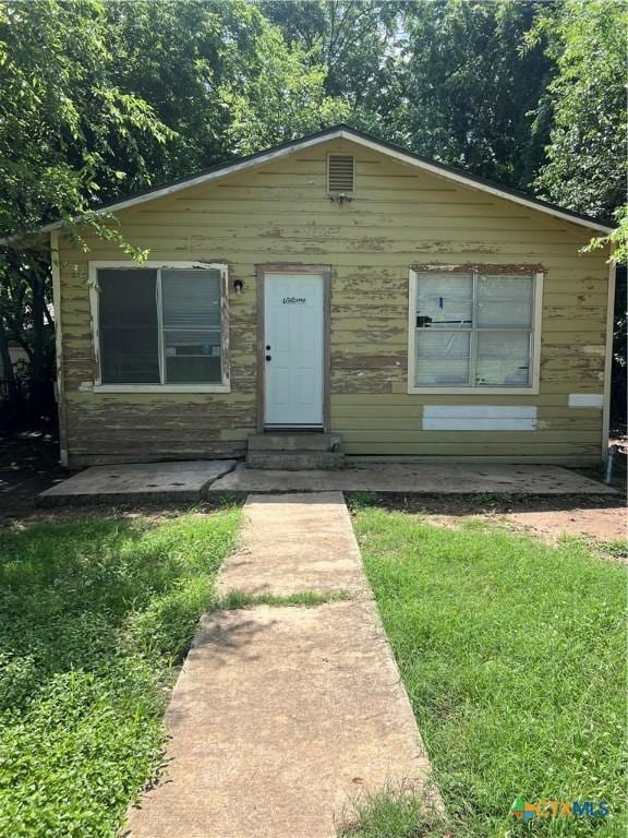 410 Railroad St, San Marcos, TX 78666 - bungalow-style house with entry steps and a front lawn