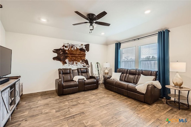 living area featuring recessed lighting, baseboards, light wood-type flooring, and ceiling fan